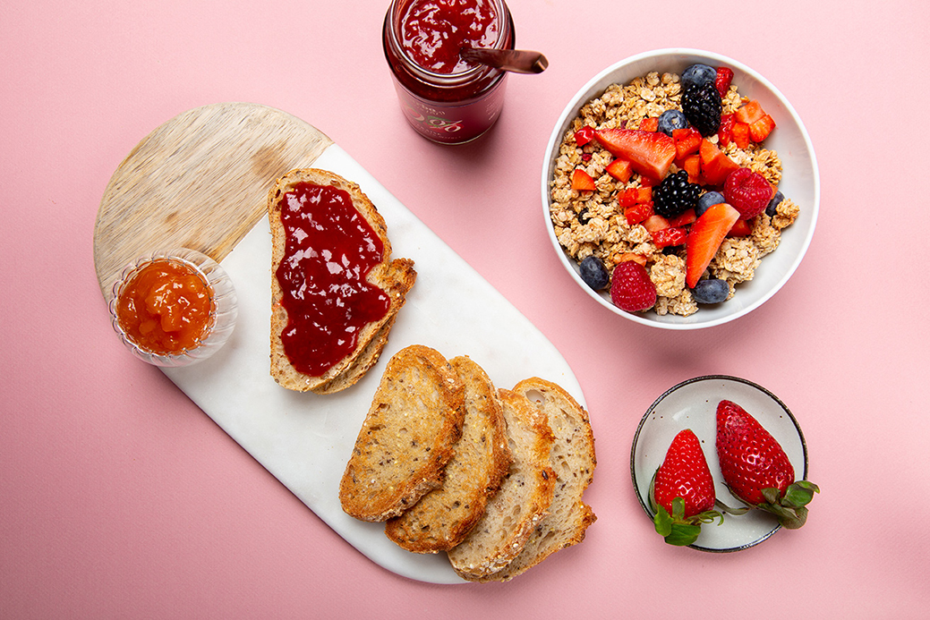 Vue de haut - Shooting petit déjeuner avec pain, muesli, fraise, tartine