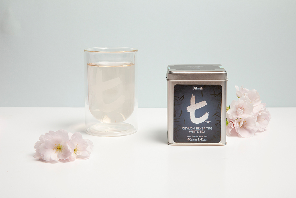 Shooting thé blanc + fleur et verre transparent